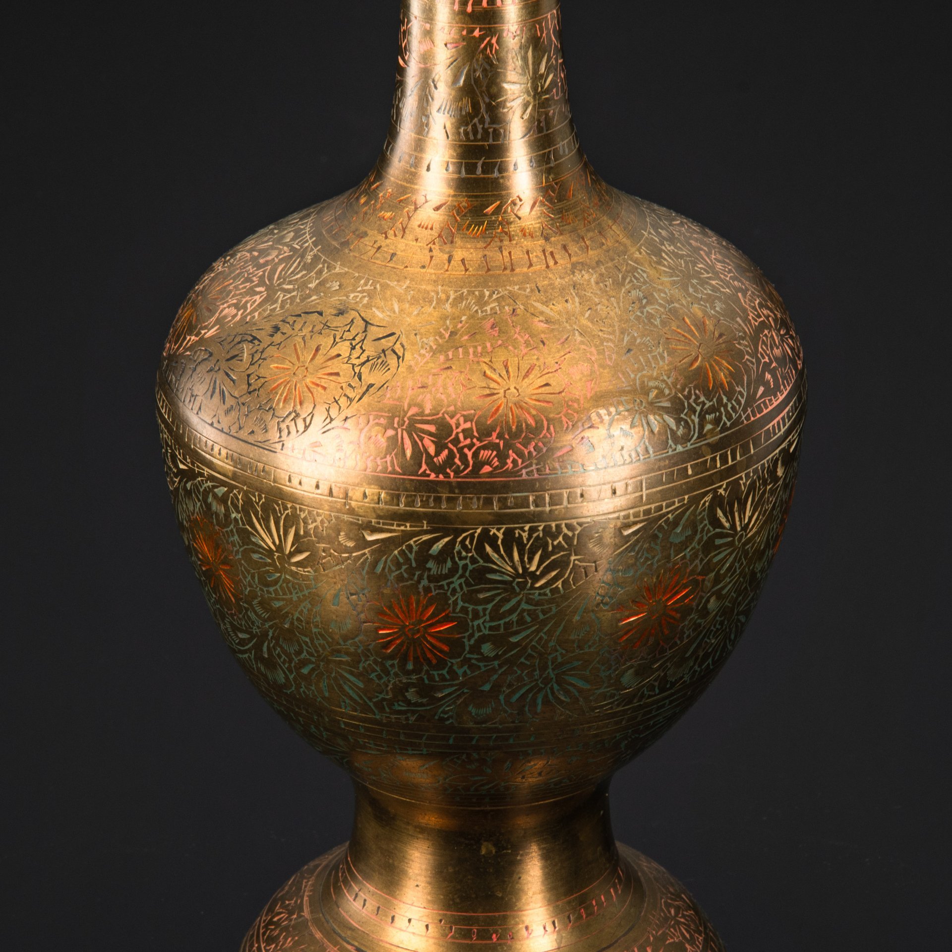 Ваза (большая), украшенная растительным орнаментом в восточном стиле