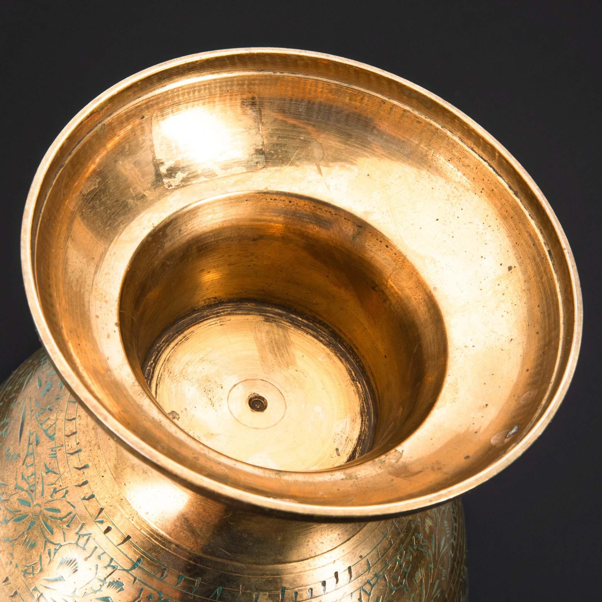 Ваза (большая), украшенная растительным орнаментом в восточном стиле