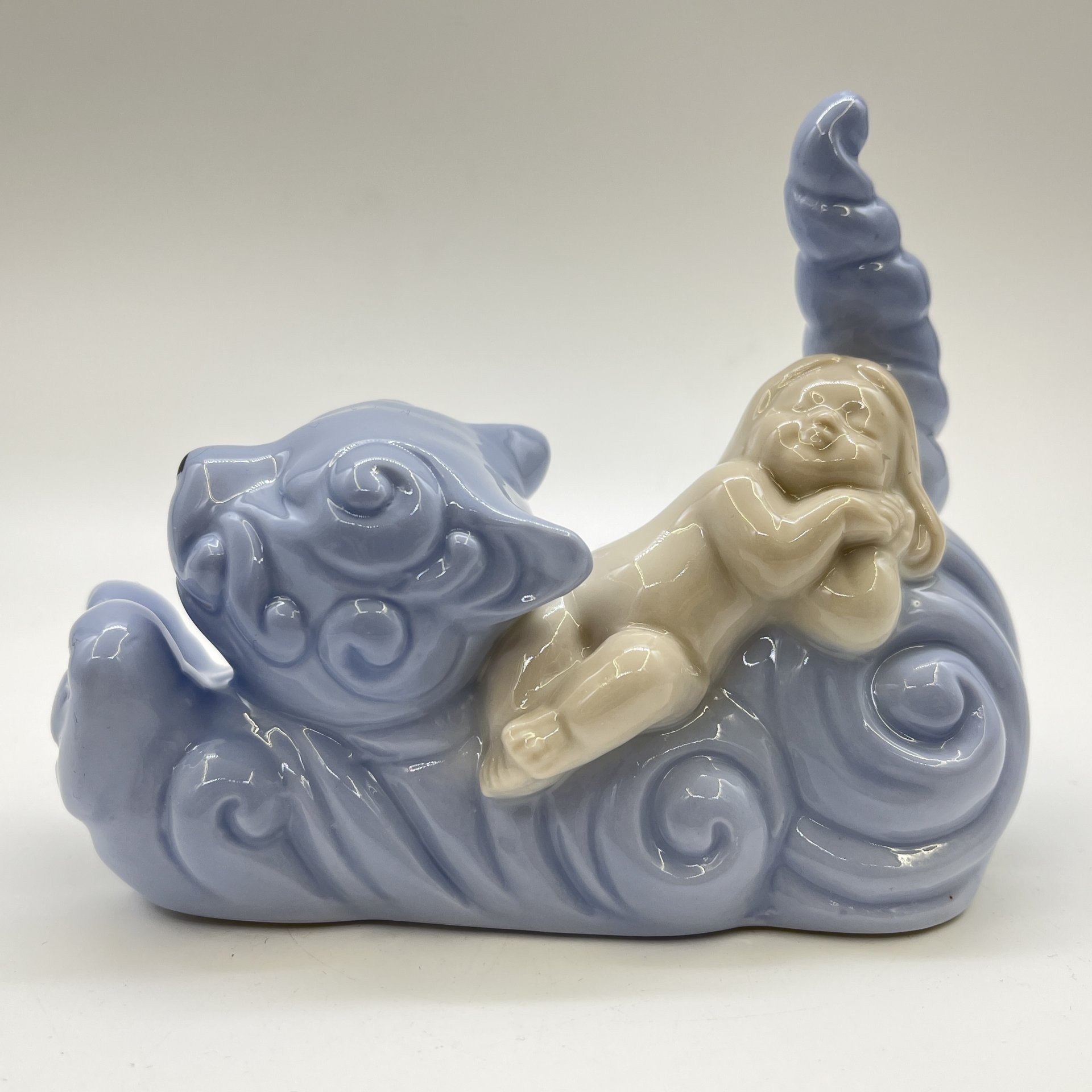 Статуэтка "Девочка, спящая на котенке", фарфор, Европа, 2006-2007 гг.