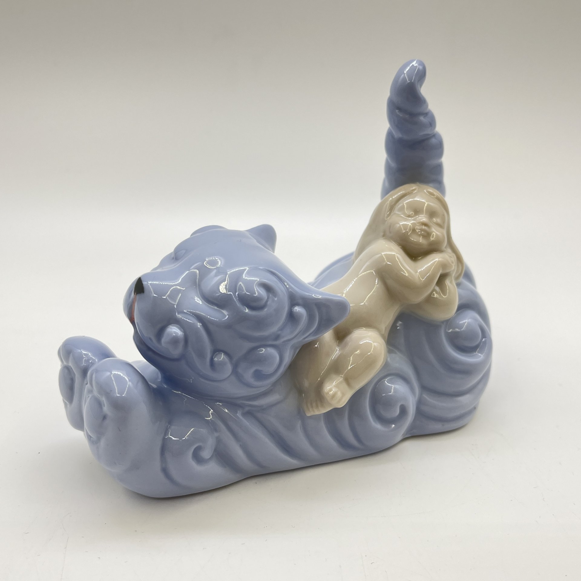 Статуэтка "Девочка, спящая на котенке", фарфор, Европа, 2006-2007 гг.