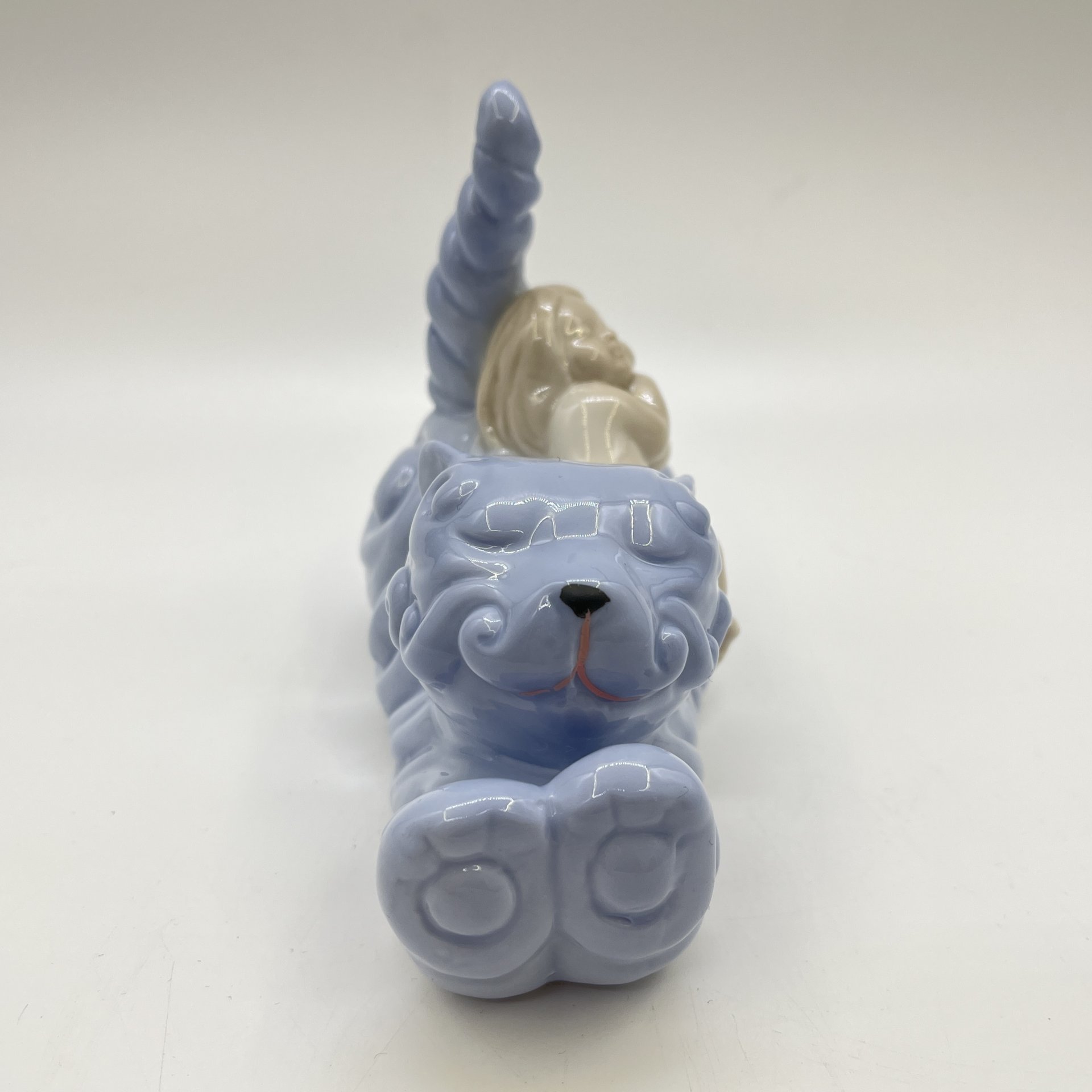 Статуэтка "Девочка, спящая на котенке", фарфор, Европа, 2006-2007 гг.