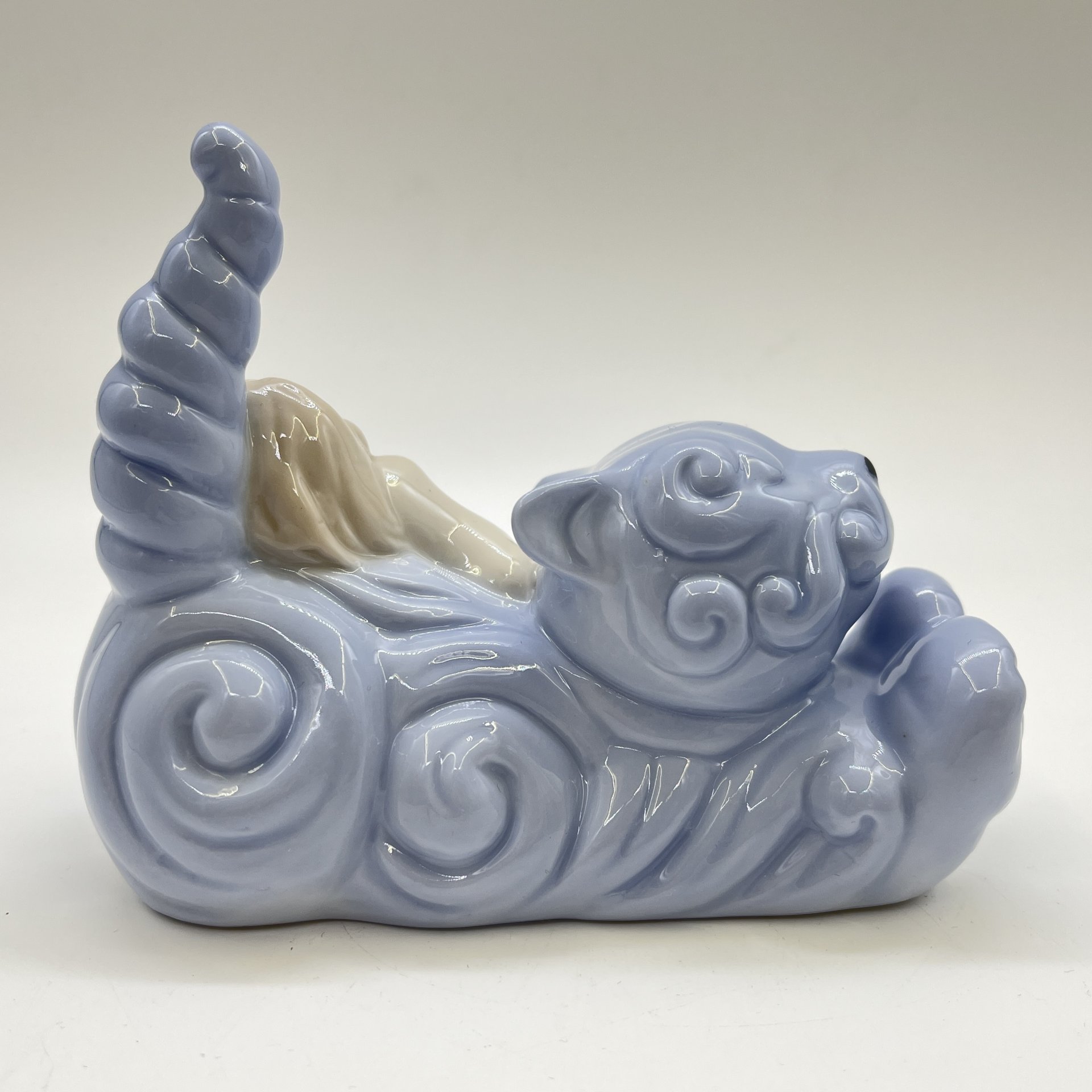 Статуэтка "Девочка, спящая на котенке", фарфор, Европа, 2006-2007 гг.