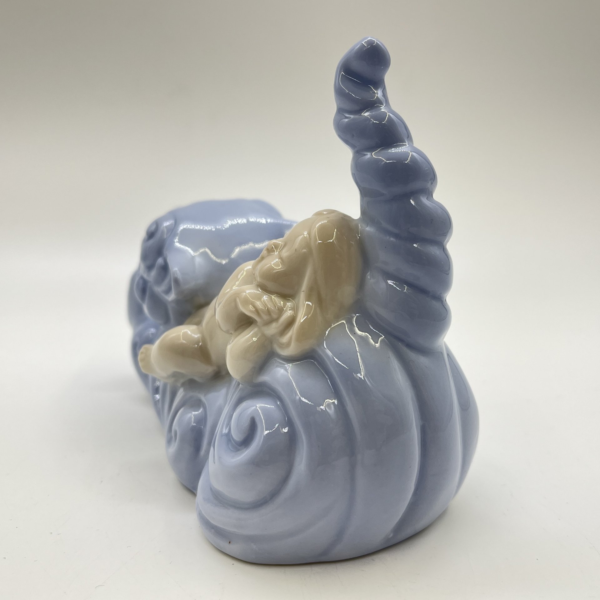 Статуэтка "Девочка, спящая на котенке", фарфор, Европа, 2006-2007 гг.