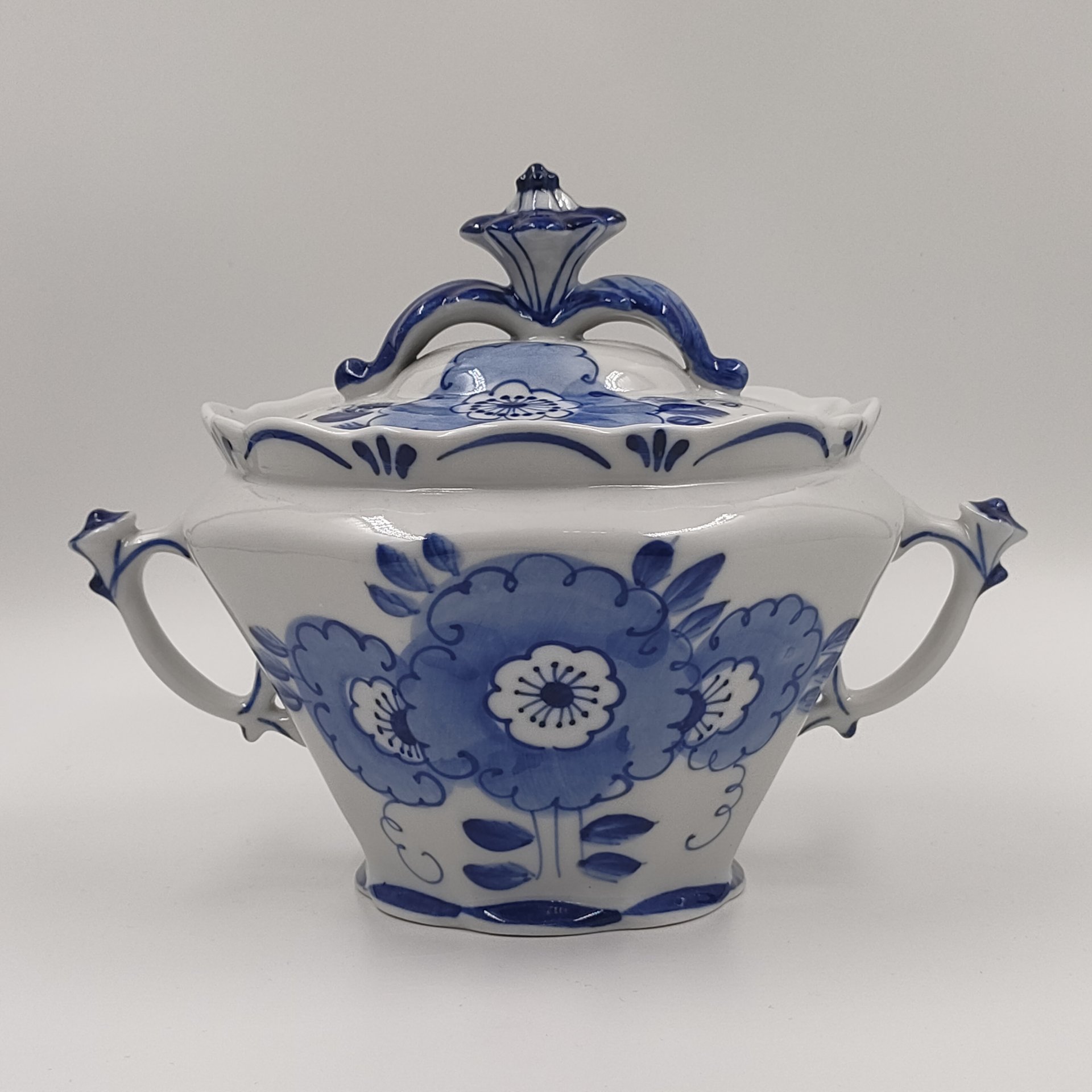 Супница (пельменница) с фигурной ручкой и цветочным декором