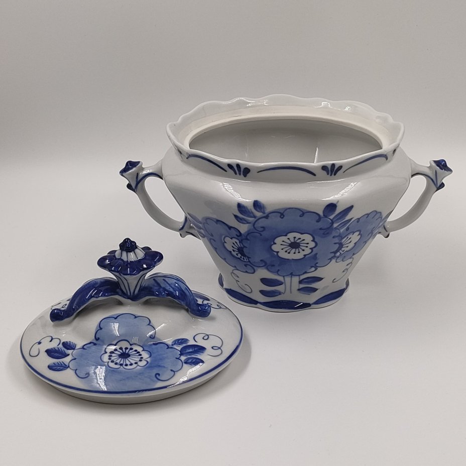 Супница (пельменница) с фигурной ручкой и цветочным декором