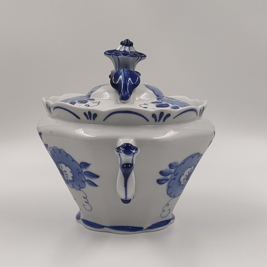 Супница (пельменница) с фигурной ручкой и цветочным декором