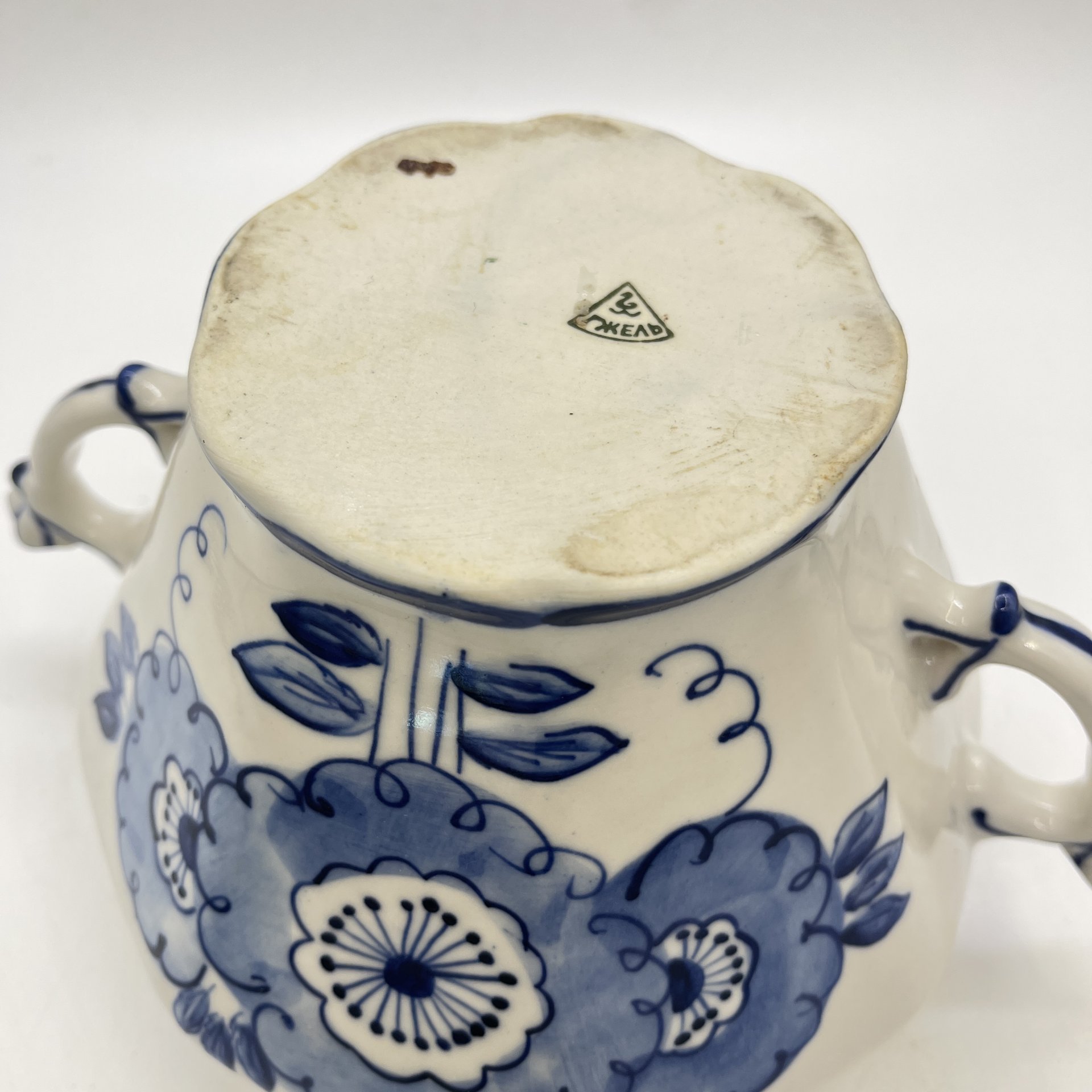 Супница (пельменница) с фигурной ручкой и цветочным декором