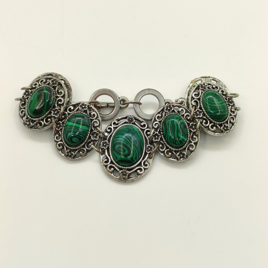 Браслет с овальными вставками зеленого оттенка под малахит