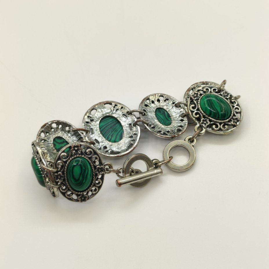 Браслет с овальными вставками зеленого оттенка под малахит