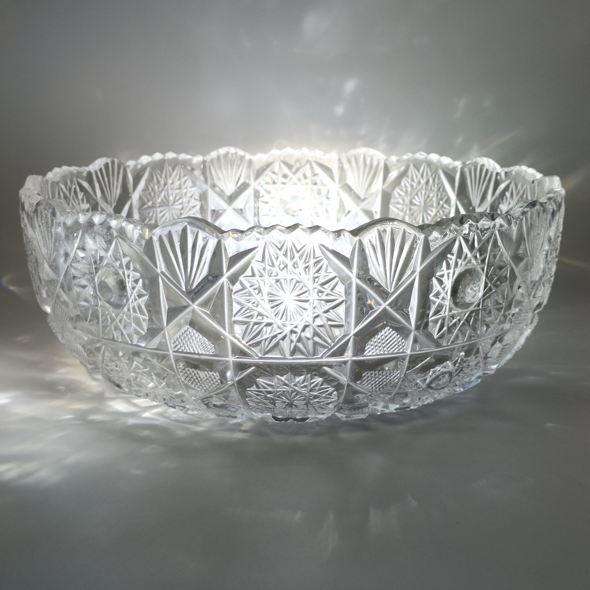 Фруктовница круглой формы с резным геометрическим декором, хрусталь, алмазная грань, СССР, 1970-1990 гг.