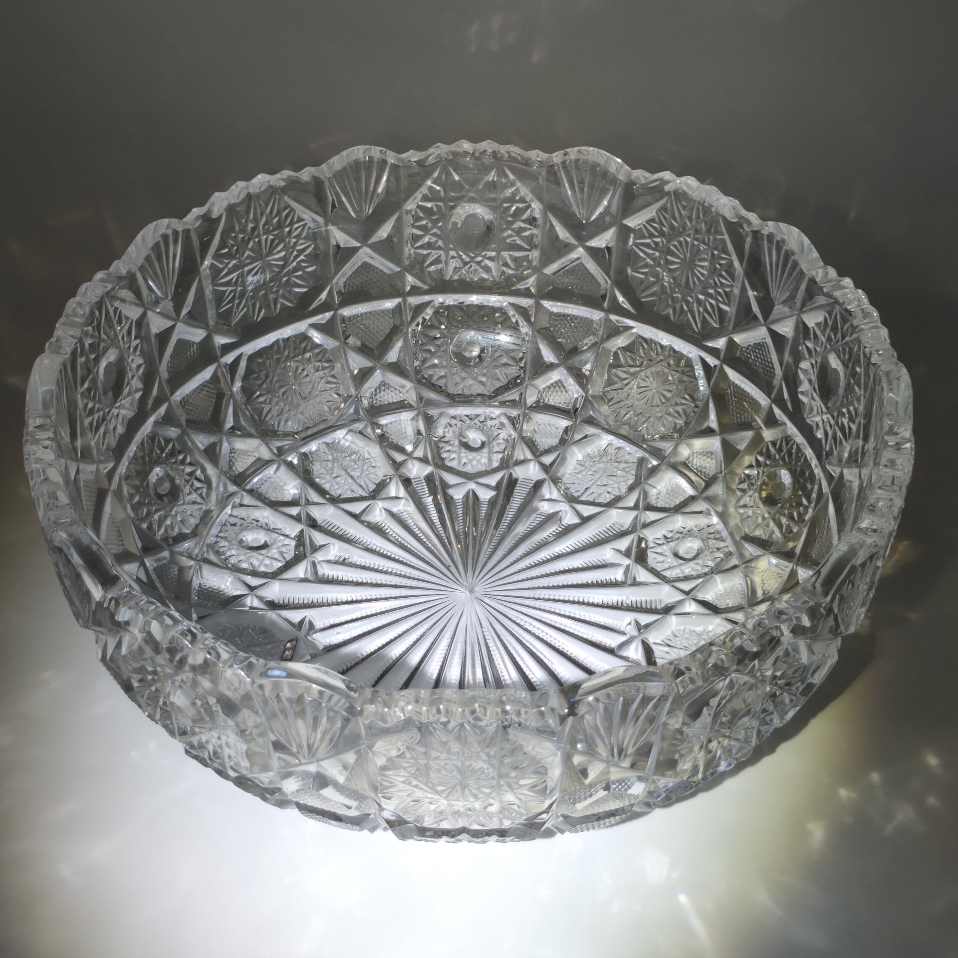 Фруктовница круглой формы с резным геометрическим декором, хрусталь, алмазная грань, СССР, 1970-1990 гг.