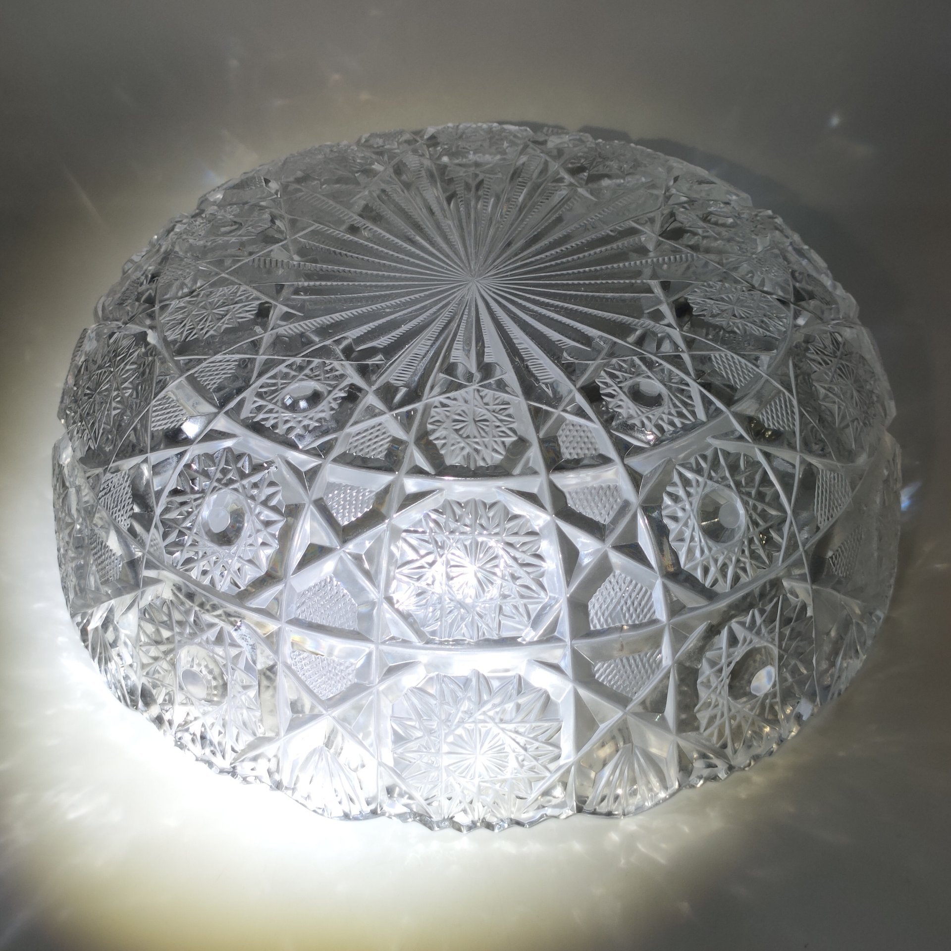 Фруктовница круглой формы с резным геометрическим декором, хрусталь, алмазная грань, СССР, 1970-1990 гг.