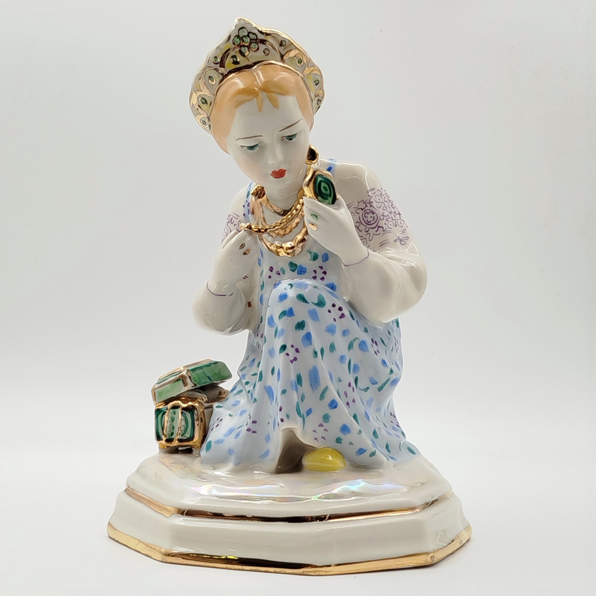 Статуэтка "Малахитовая шкатулка" ("Танюшка и тятино подаренье"), скульптор О.М. Богданова