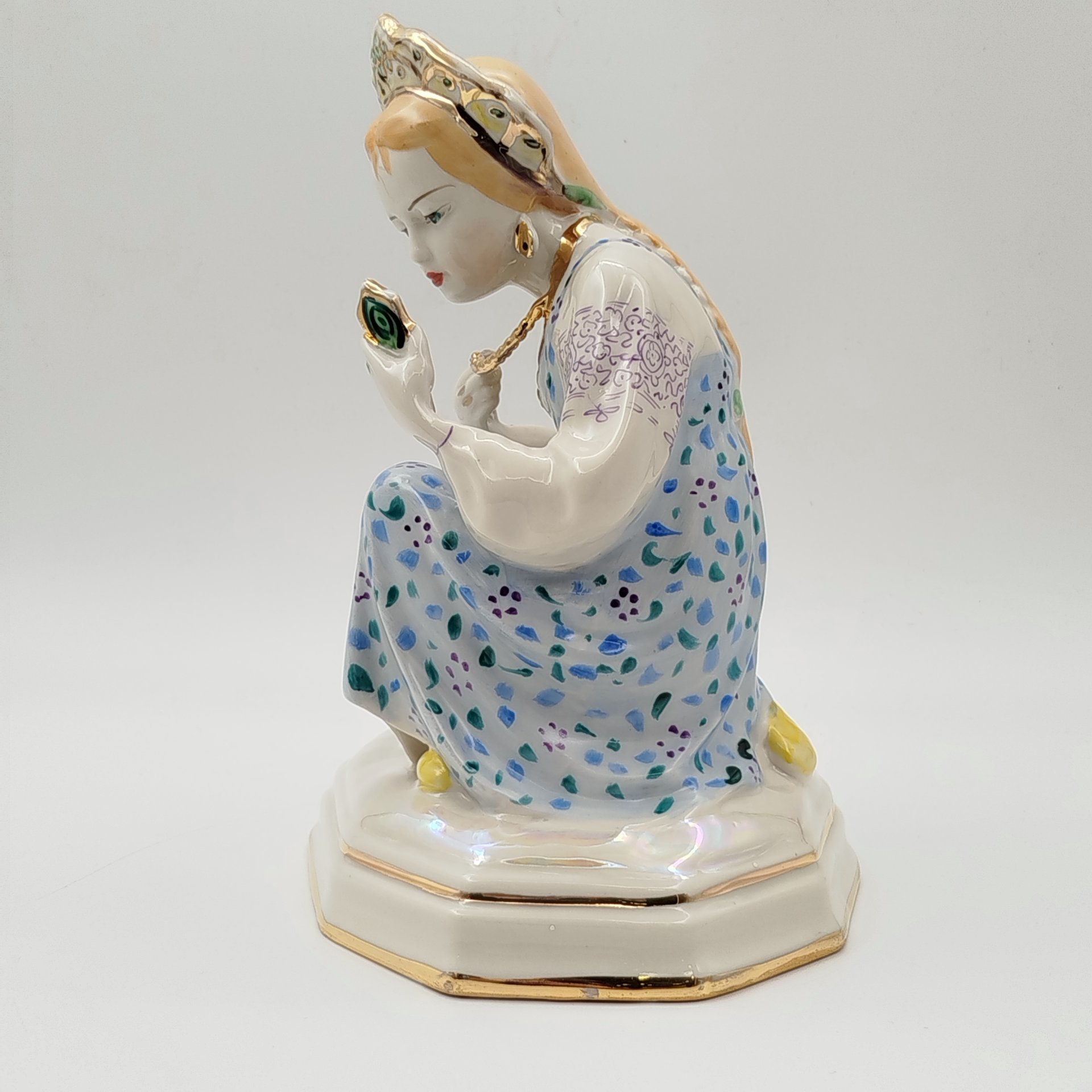 Статуэтка "Малахитовая шкатулка" ("Танюшка и тятино подаренье"), скульптор О.М. Богданова