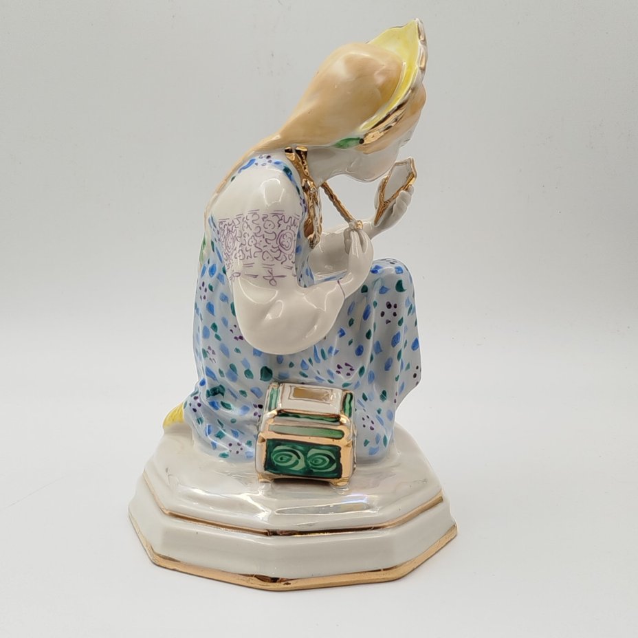 Статуэтка "Малахитовая шкатулка" ("Танюшка и тятино подаренье"), скульптор О.М. Богданова