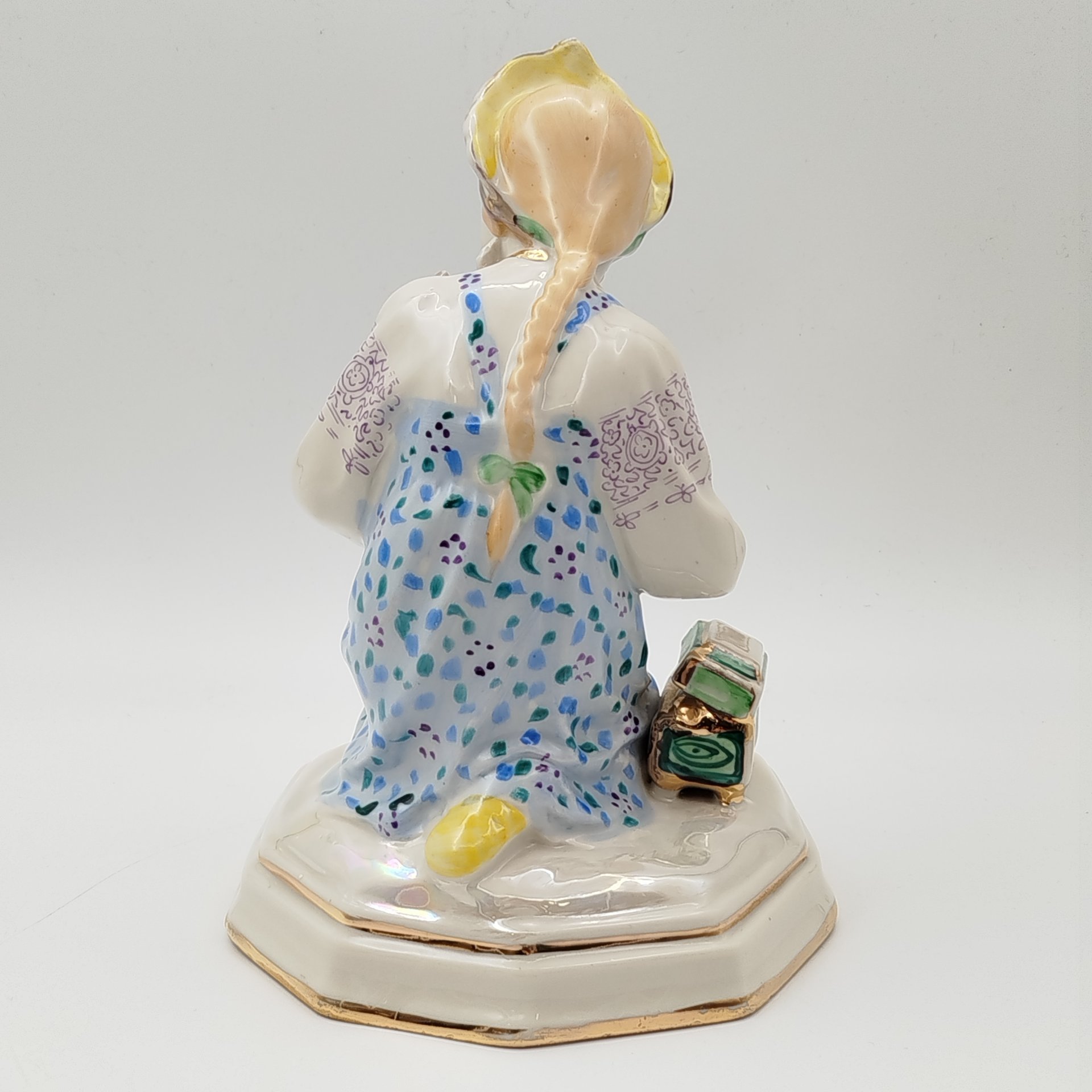 Статуэтка "Малахитовая шкатулка" ("Танюшка и тятино подаренье"), скульптор О.М. Богданова