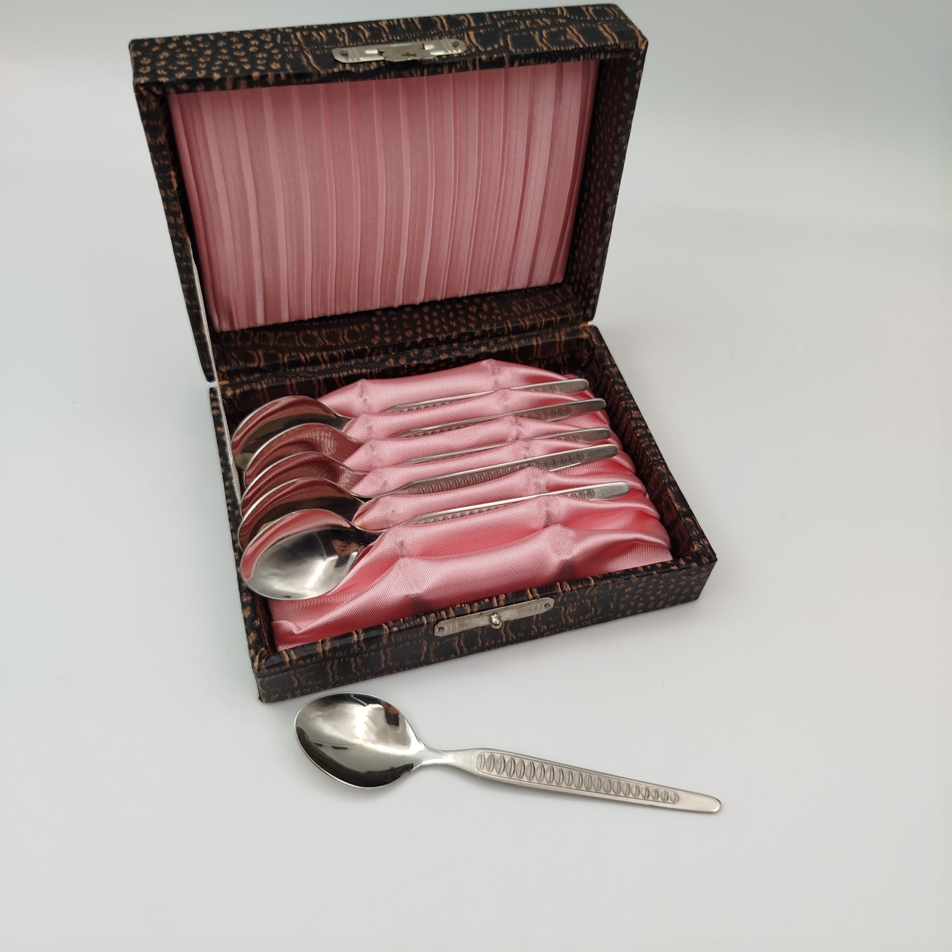 Набор из шести кофейных ложек с геометрическим декором (в оригинальной коробке), металл, ГДР, 1960-1980 гг.