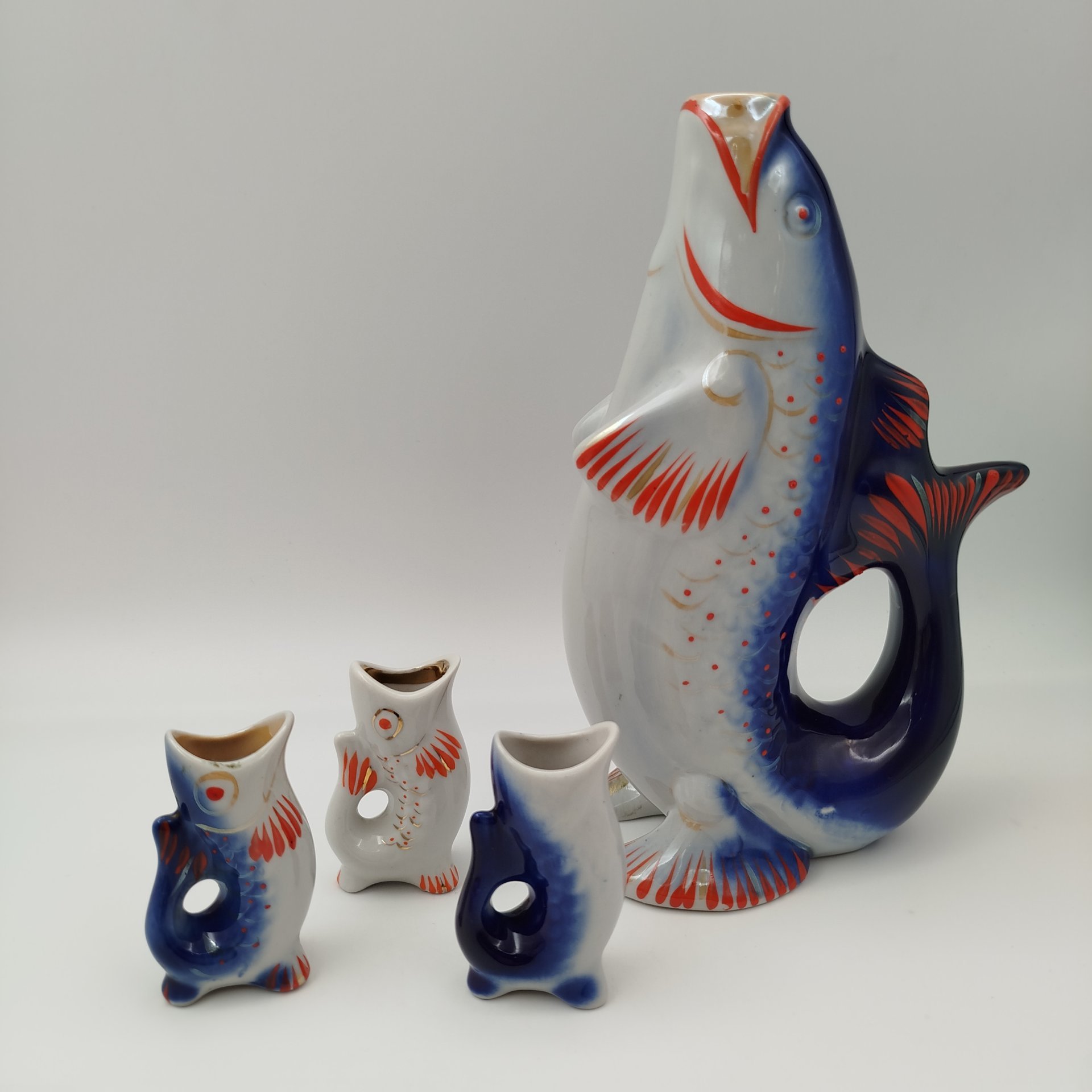 Набор для крепких напитков "Рыба" в подборе (штоф и 3 стопок), автор М.Д.Барамидзе, фарфор, роспись, Полонский завод художественной керамики (Полонное ЗХК), СССР, 1973-1991 гг.