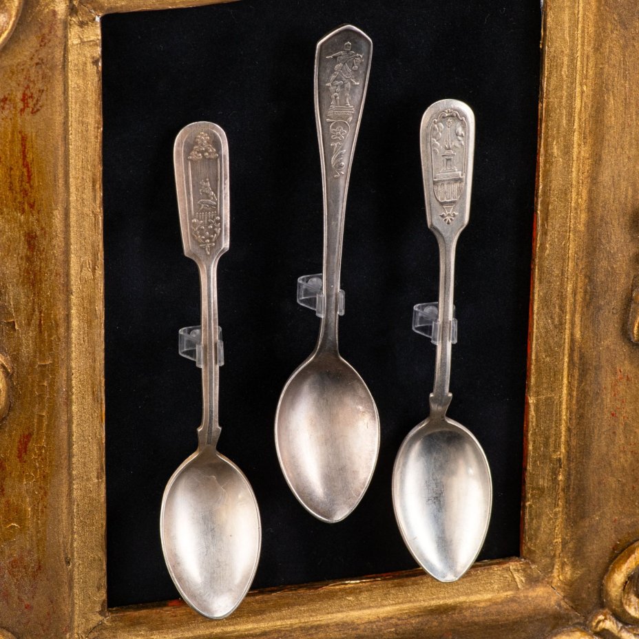 Настенная композиция (панно) в антикварной раме с тремя ложками с изображением достопримечательностей Москвы и Санкт-Петербурга, мНЦ (медь-никель-цинк), дерево, пластик, бархат, Мстерская художественная фабрика  «Ювелир», СССР, 1960-1990 гг.