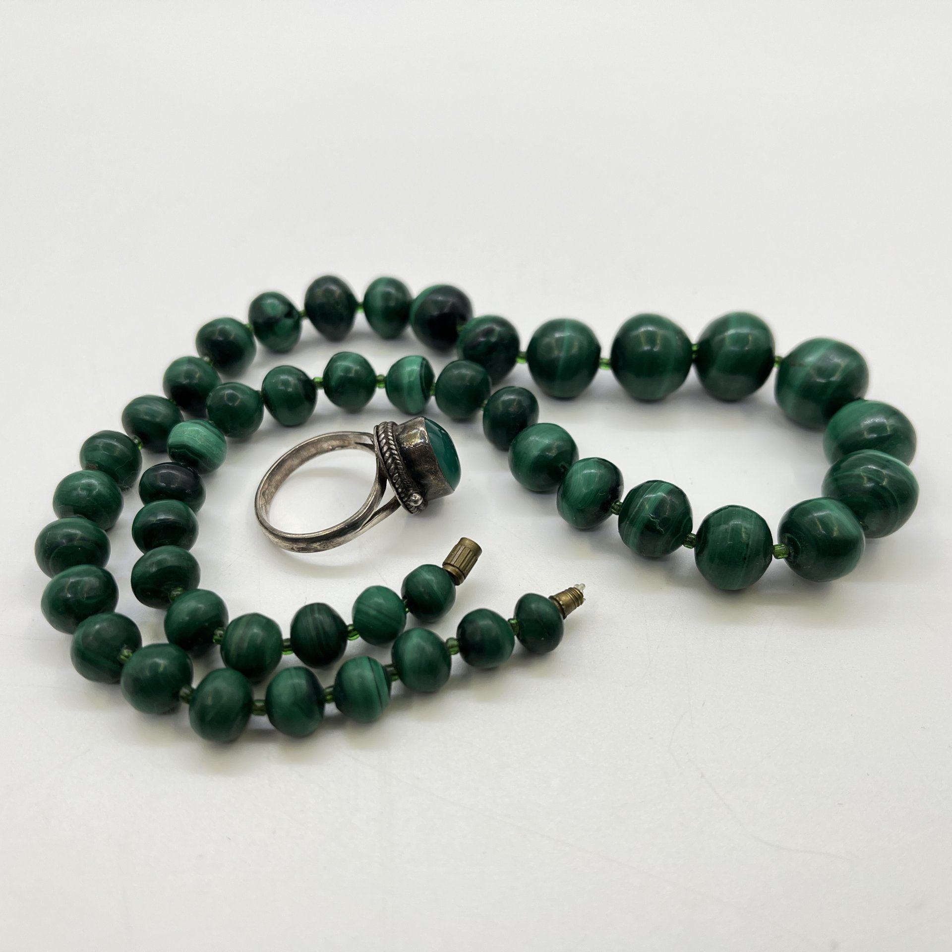 Набор винтажный, состоящий из бус и кольца (в подборе)