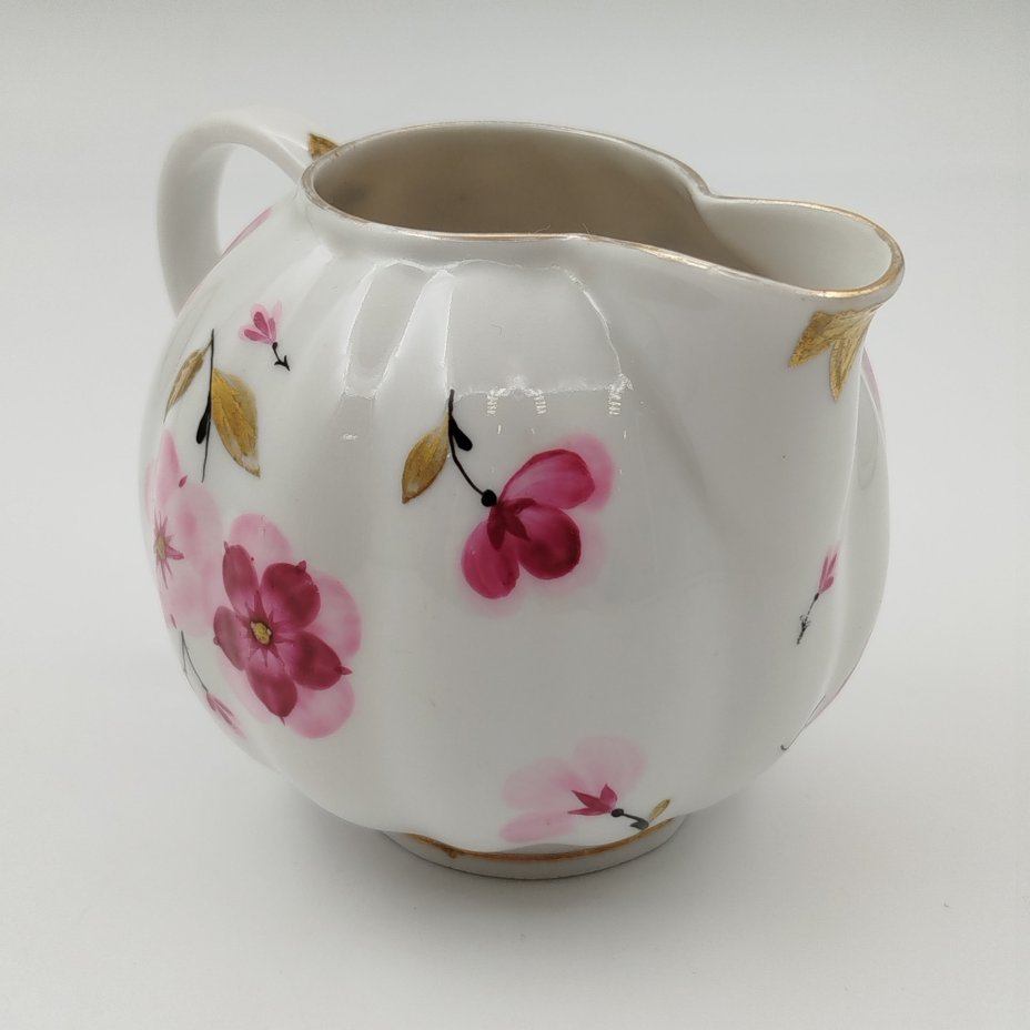 Молочник "Майский ситчик", художник Беспалова-Михалева Т.Н., фарфор, роспись, золочение, Ленинградский фарфоровый завод (ЛФЗ), СССР, 1960-1970 гг.