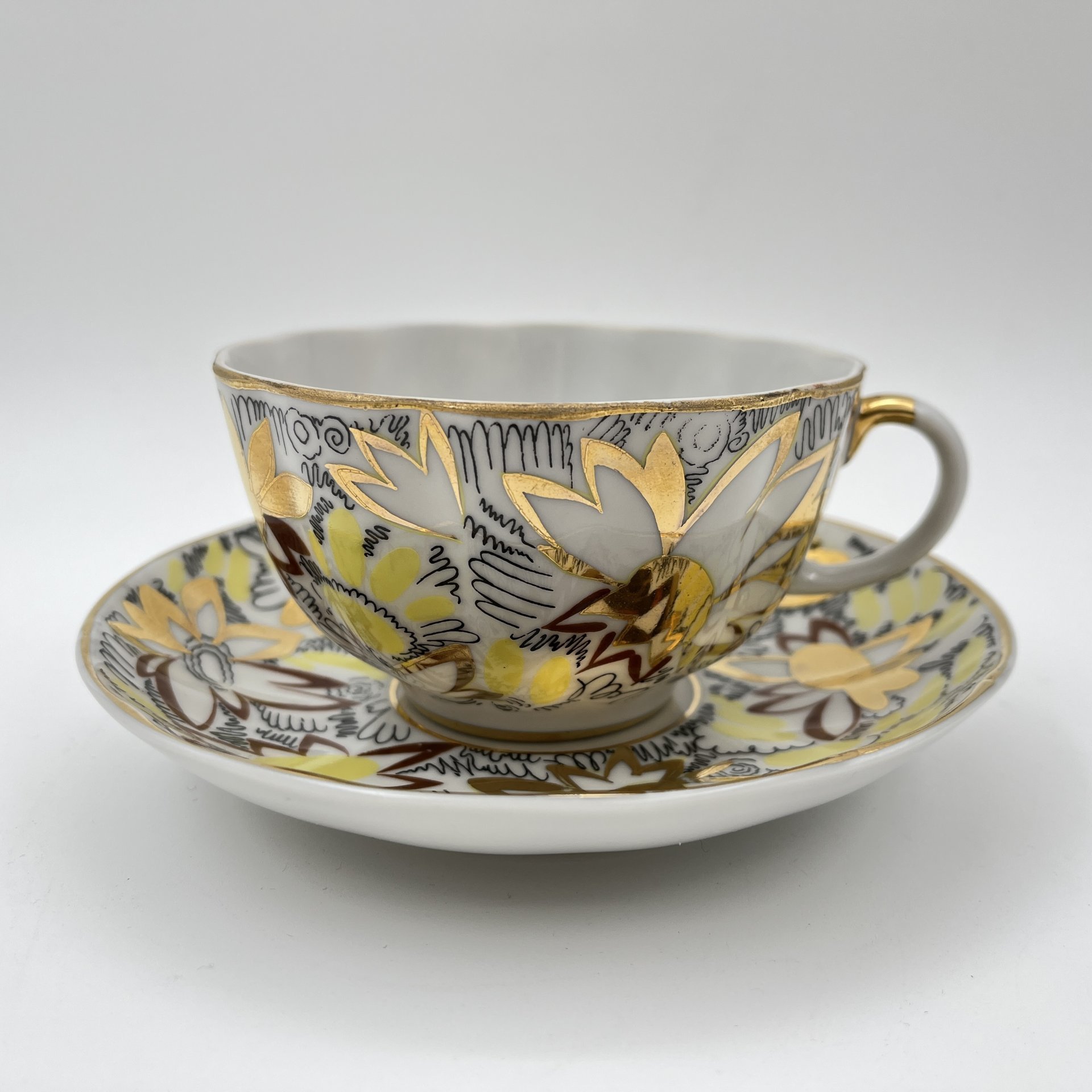 Пара чайная из сервиза "Золотые ромашки" (форма "Тюльпан"), автор росписи Л.И. Григорьева, фарфор, деколь, золочение, Ленинградский фарфоровый завод (ЛФЗ), СССР, 1970-1992 гг.