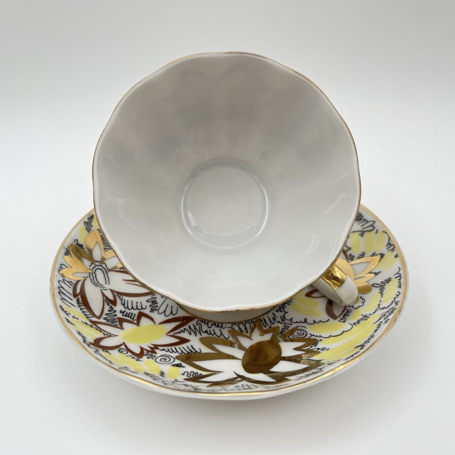 Пара чайная из сервиза "Золотые ромашки" (форма "Тюльпан"), автор росписи Л.И. Григорьева, фарфор, деколь, золочение, Ленинградский фарфоровый завод (ЛФЗ), СССР, 1970-1992 гг.