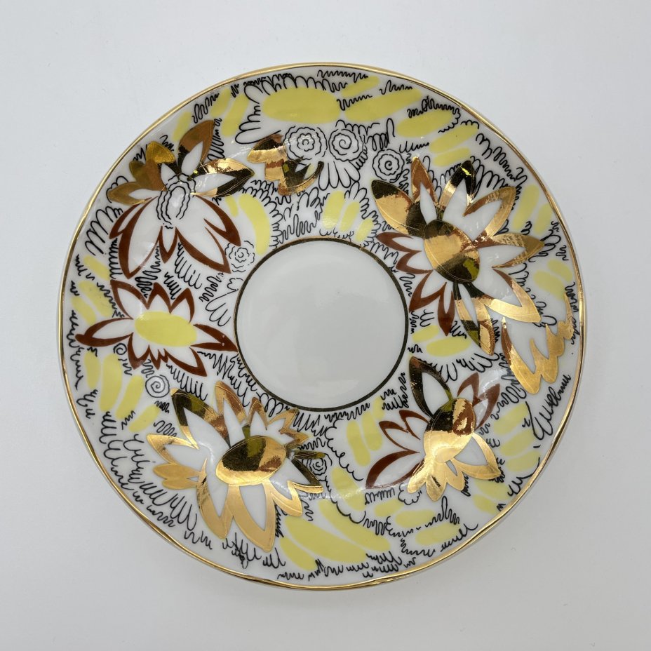 Пара чайная из сервиза "Золотые ромашки" (форма "Тюльпан"), автор росписи Л.И. Григорьева, фарфор, деколь, золочение, Ленинградский фарфоровый завод (ЛФЗ), СССР, 1970-1992 гг.