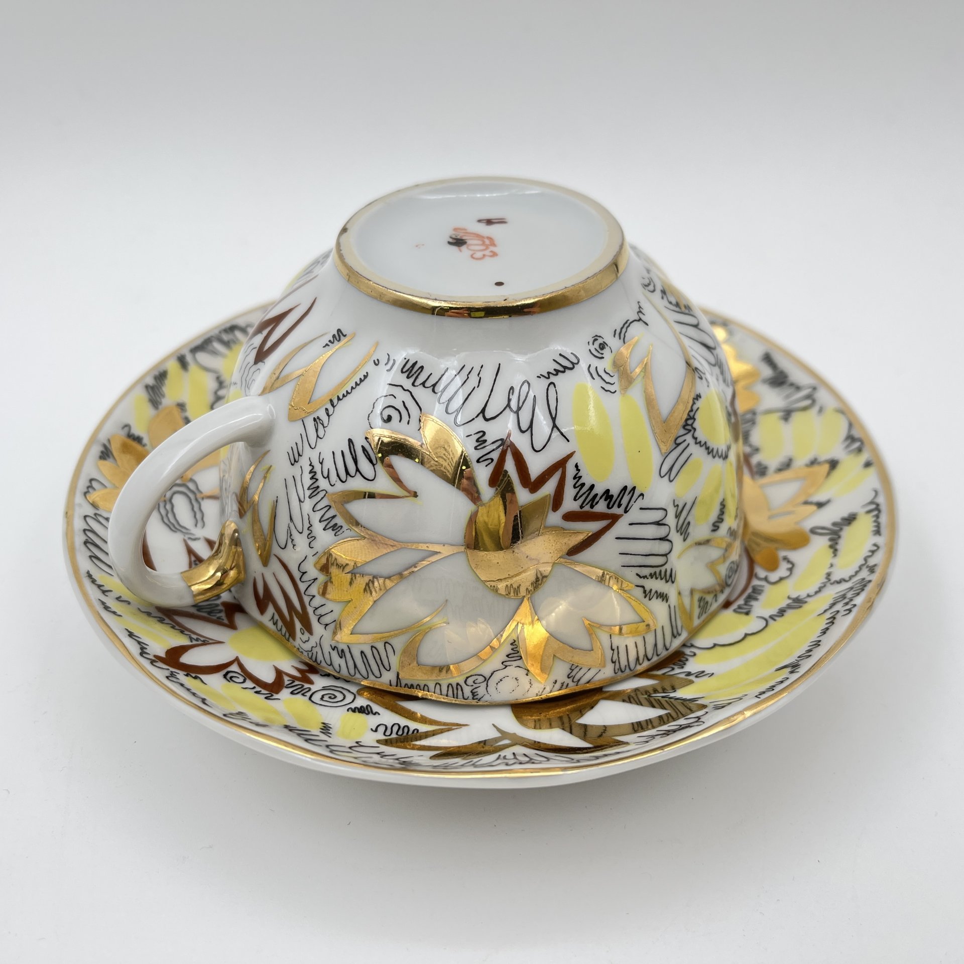 Пара чайная из сервиза "Золотые ромашки" (форма "Тюльпан"), автор росписи Л.И. Григорьева, фарфор, деколь, золочение, Ленинградский фарфоровый завод (ЛФЗ), СССР, 1970-1992 гг.