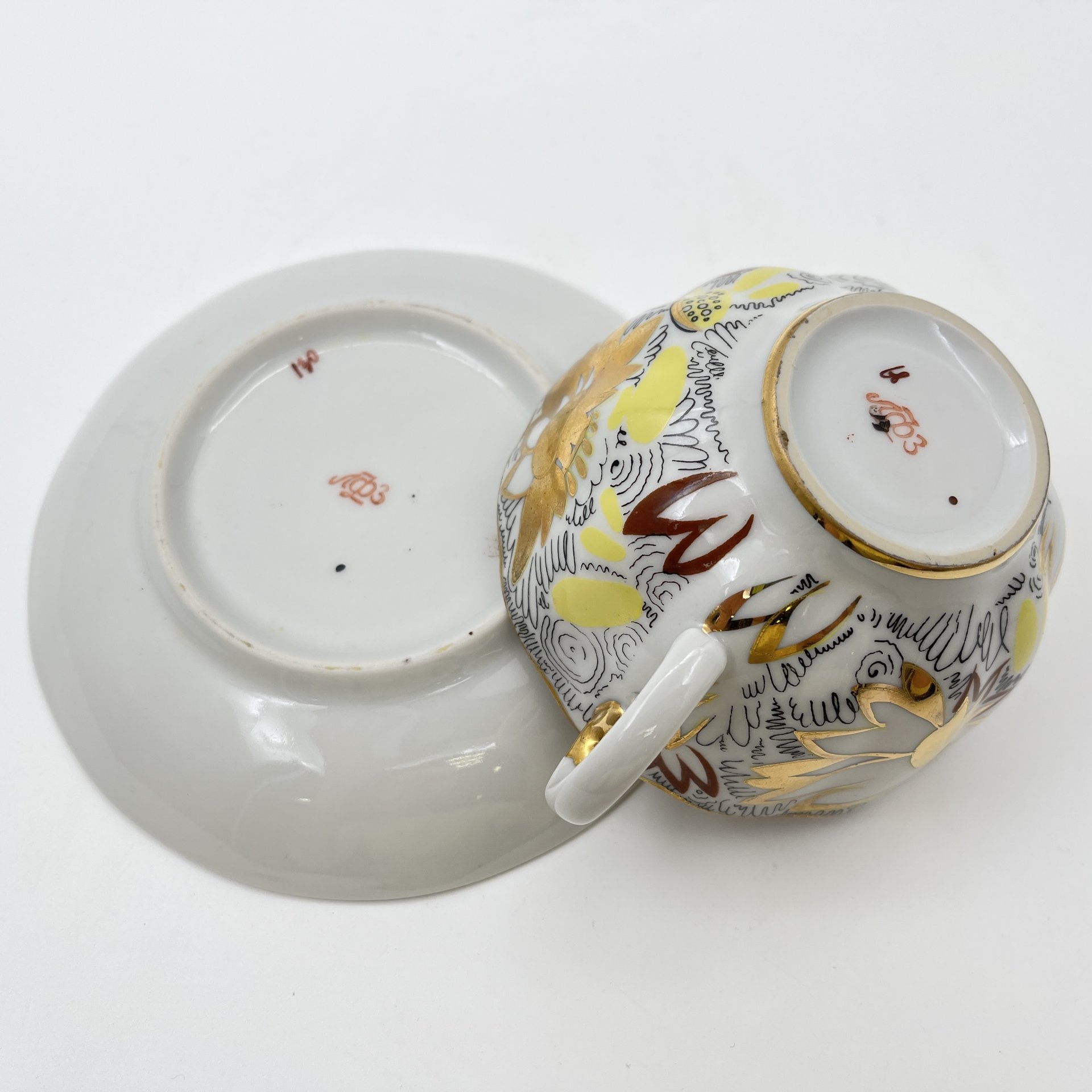 Пара чайная из сервиза "Золотые ромашки" (форма "Тюльпан"), автор росписи Л.И. Григорьева, фарфор, деколь, золочение, Ленинградский фарфоровый завод (ЛФЗ), СССР, 1970-1992 гг.