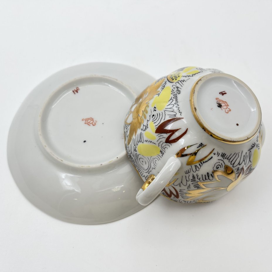 Пара чайная из сервиза "Золотые ромашки" (форма "Тюльпан"), автор росписи Л.И. Григорьева, фарфор, деколь, золочение, Ленинградский фарфоровый завод (ЛФЗ), СССР, 1970-1992 гг.