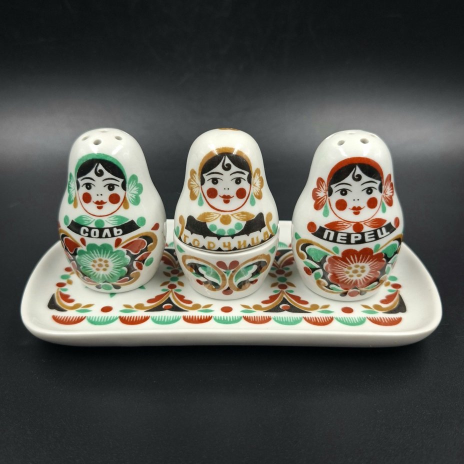 Набор для специй "Матрёшки" на подносе (перечница, солонка, горчичница), фарфор, деколь, Дмитровский фарфоровый завод (ДФЗ Вербилки), СССР, 1965-1991 гг.
