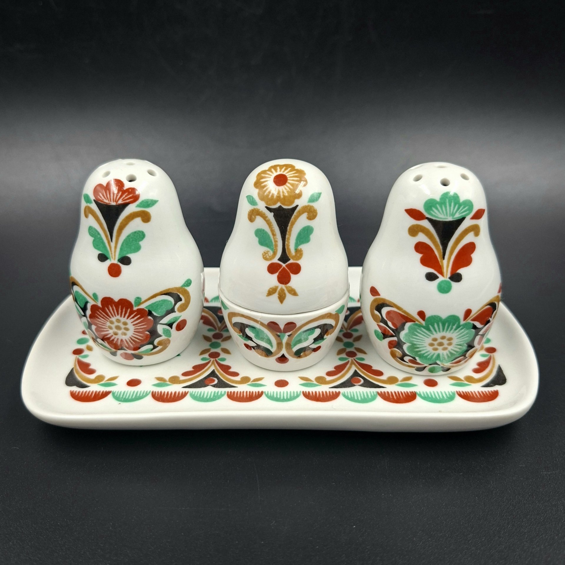 Набор для специй "Матрёшки" на подносе (перечница, солонка, горчичница), фарфор, деколь, Дмитровский фарфоровый завод (ДФЗ Вербилки), СССР, 1965-1991 гг.