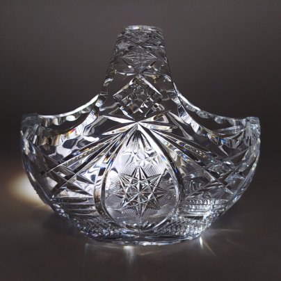 Вазочка в форме корзины, украшенная резным декором, хрусталь, алмазная грань, Восточная Европа, 1980-2000 гг.