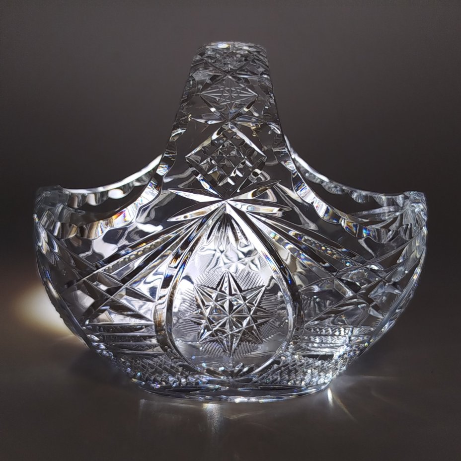 Вазочка в форме корзины, украшенная резным декором, хрусталь, алмазная грань, Восточная Европа, 1980-2000 гг.