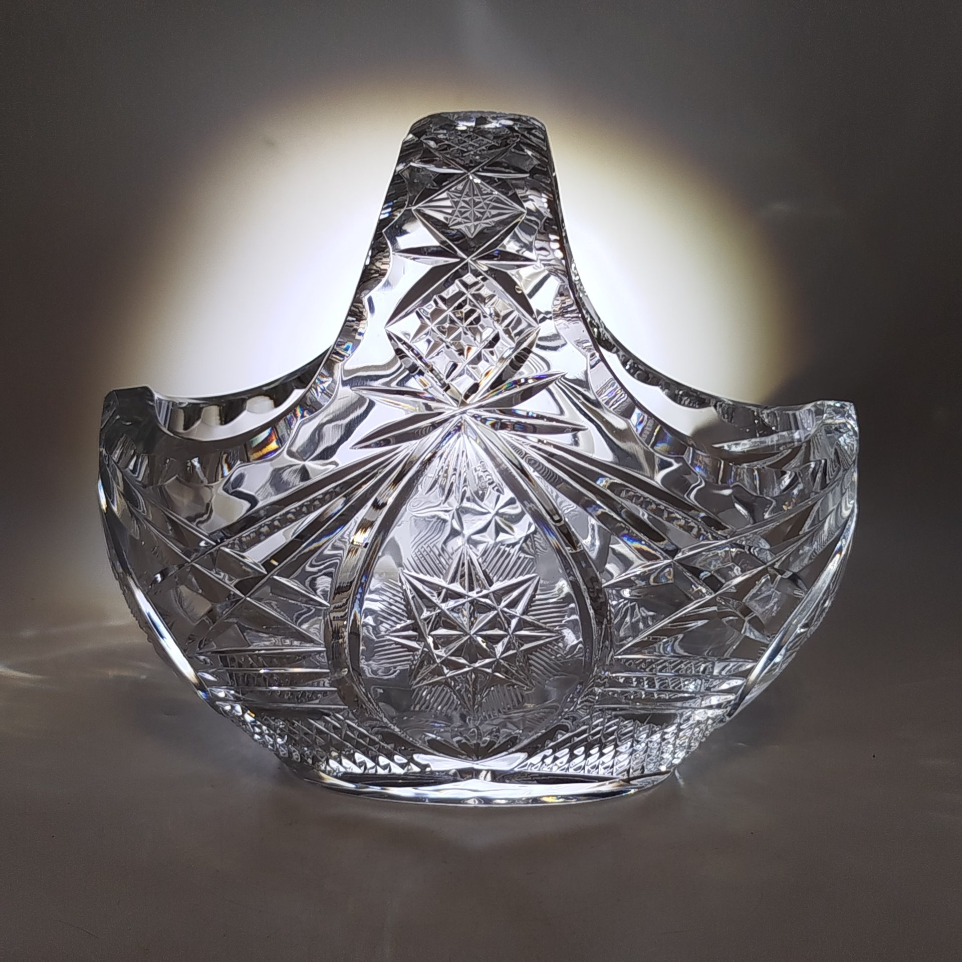 Вазочка в форме корзины, украшенная резным декором, хрусталь, алмазная грань, Восточная Европа, 1980-2000 гг.