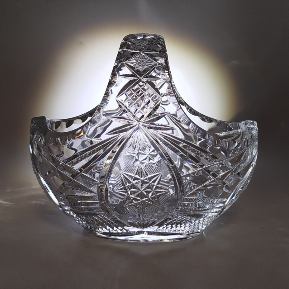 Вазочка в форме корзины, украшенная резным декором