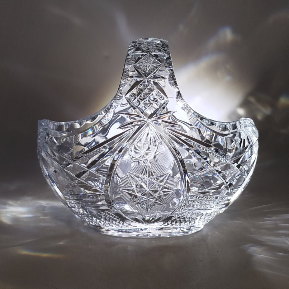 Вазочка в форме корзины, украшенная резным декором