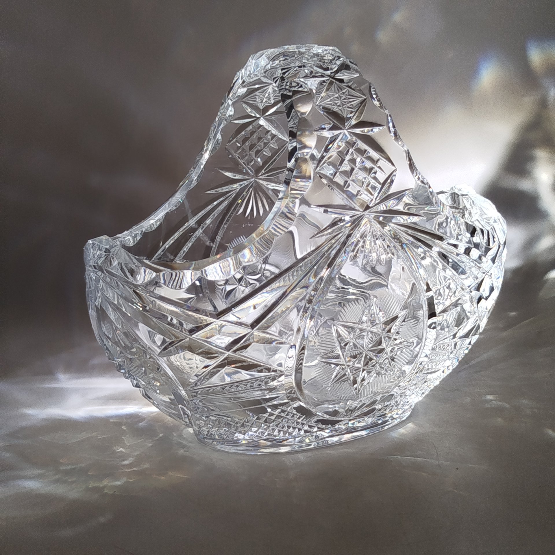 Вазочка в форме корзины, украшенная резным декором, хрусталь, алмазная грань, Восточная Европа, 1980-2000 гг.