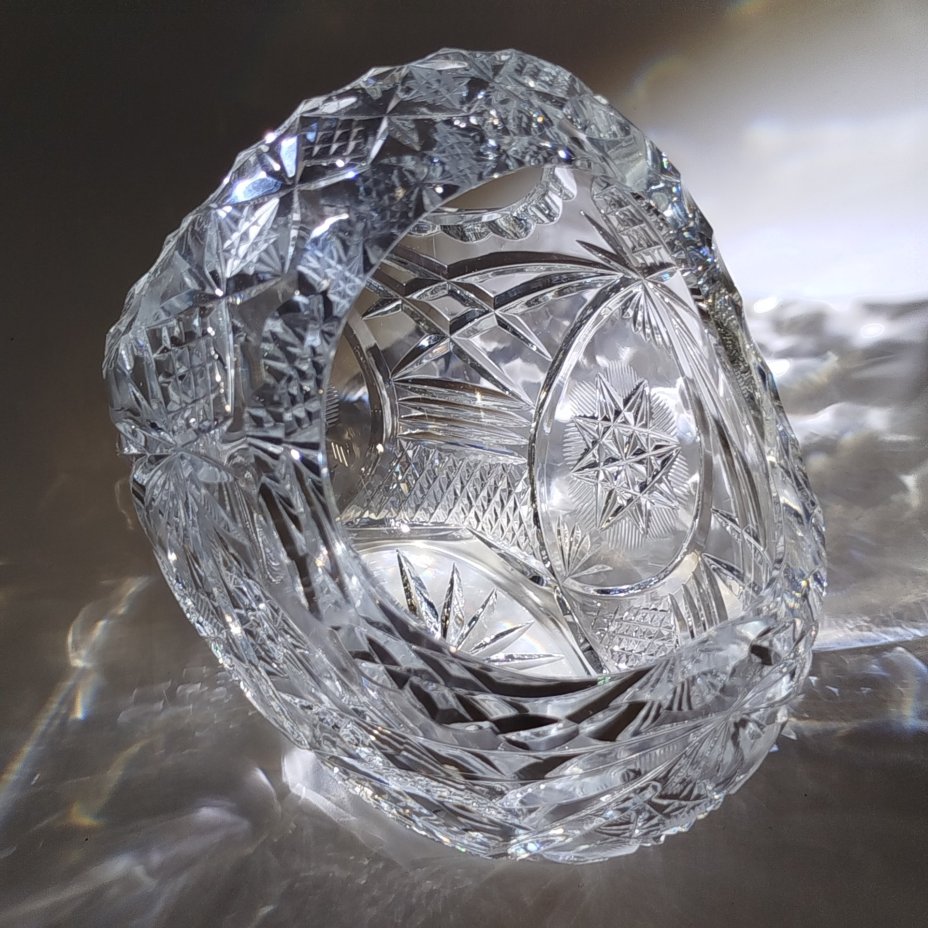 Вазочка в форме корзины, украшенная резным декором