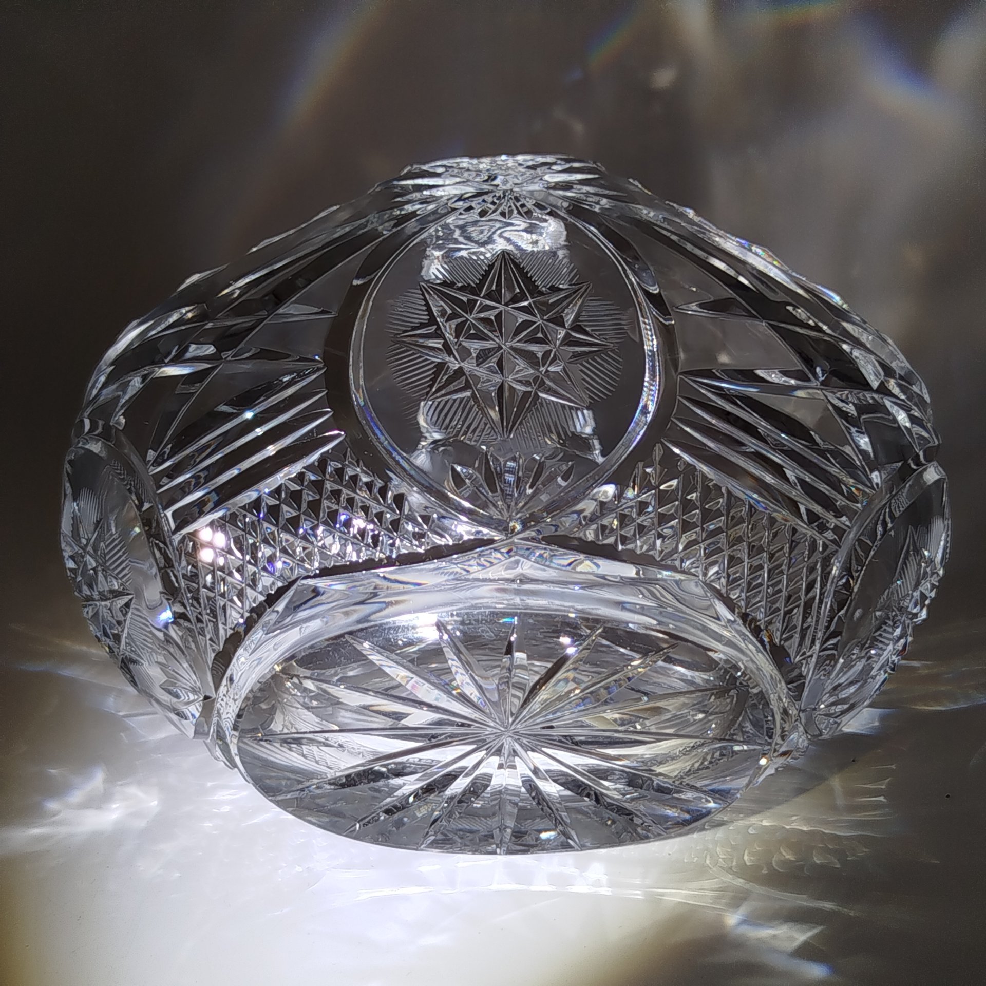 Вазочка в форме корзины, украшенная резным декором, хрусталь, алмазная грань, Восточная Европа, 1980-2000 гг.