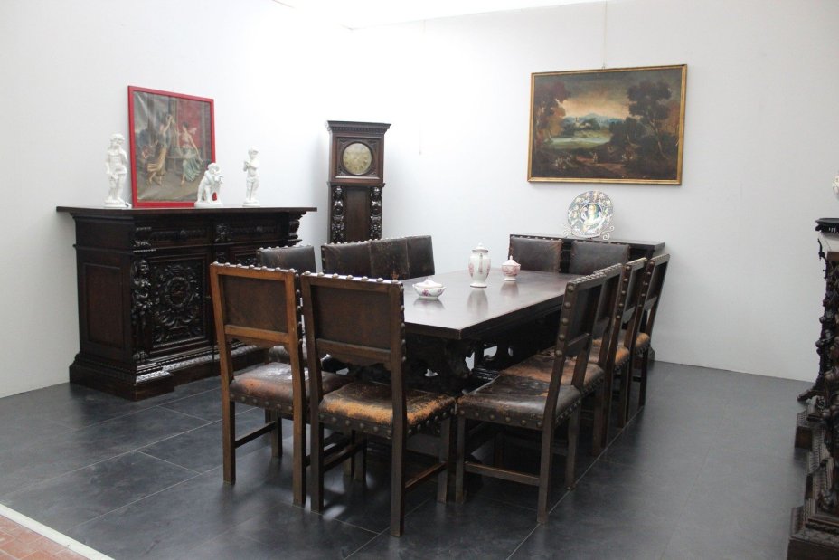 Гостиная резная, 2 буфета, сервант, стол, 12 стульев, часы, люстра