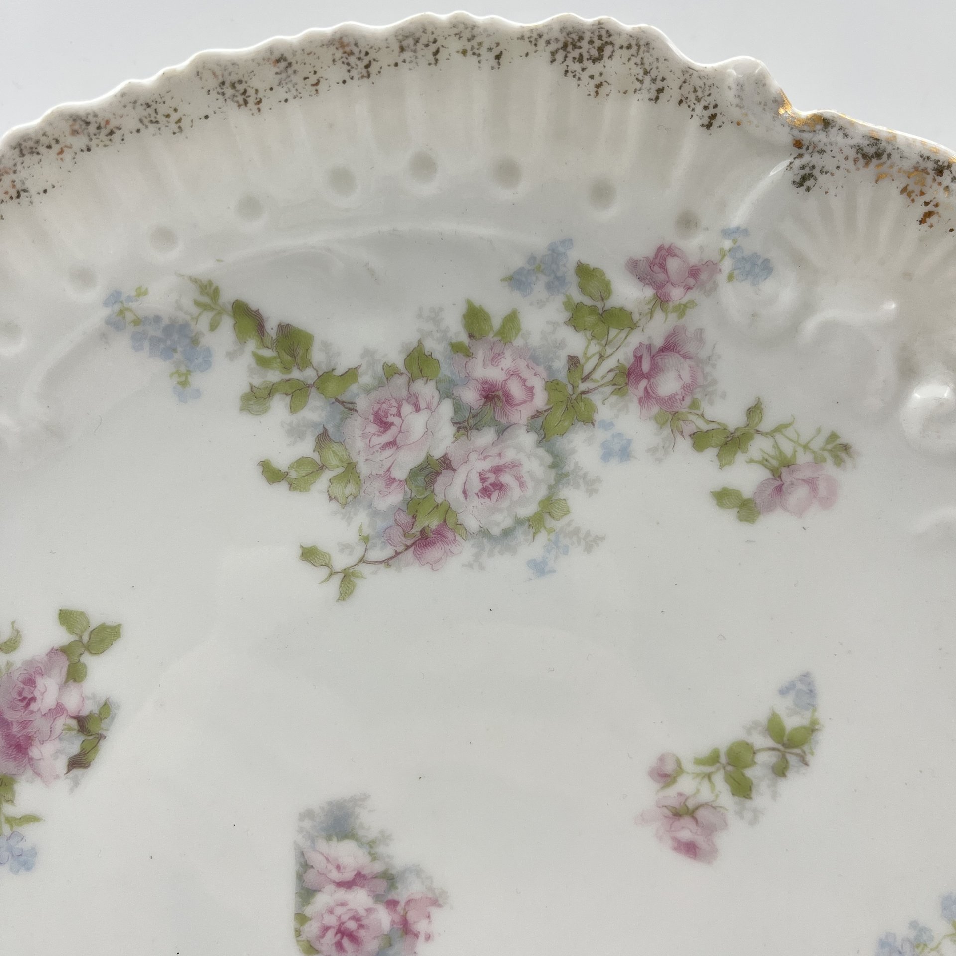 Блюдо, украшенное нежным цветочным декором, Proeschold & Co, фарфор, деколь, золочение, Богемия, 1891-1945 гг.