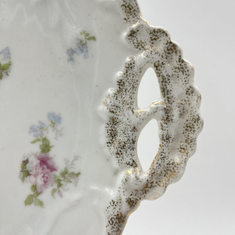 Блюдо, украшенное нежным цветочным декором, Proeschold & Co, фарфор, деколь, золочение, Богемия, 1891-1945 гг.