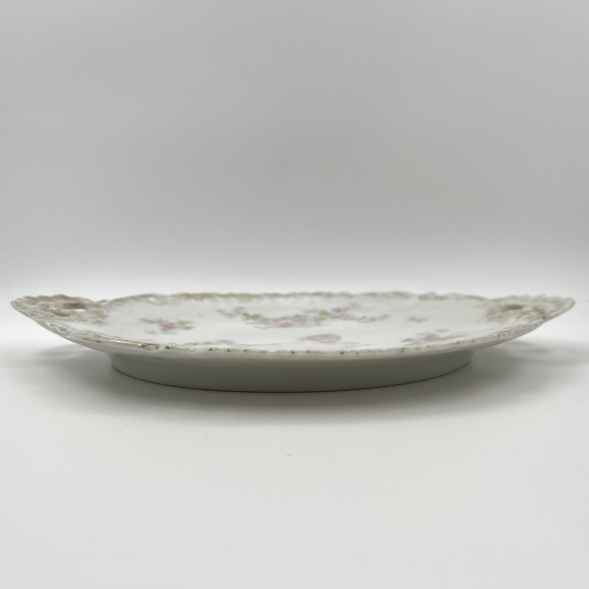 Блюдо, украшенное нежным цветочным декором, Proeschold & Co, фарфор, деколь, золочение, Богемия, 1891-1945 гг.