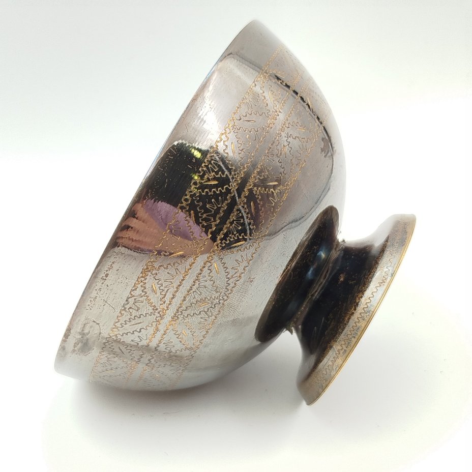 Ваза (конфетница), украшенная растительным орнаментом