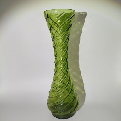 Ваза вытянутой формы с закрученным декором, цветное стекло, пресс, СССР, 1960-1980 гг.