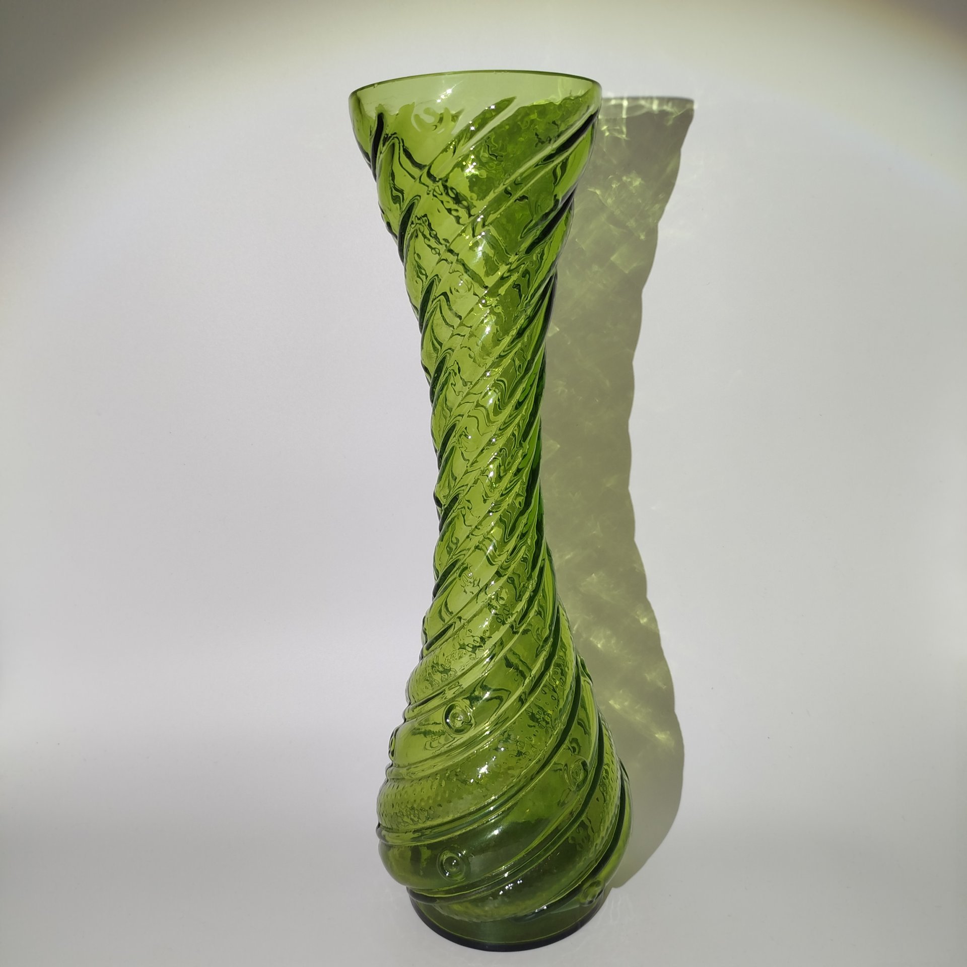 Ваза вытянутой формы с закрученным декором, цветное стекло, пресс, СССР, 1960-1980 гг.