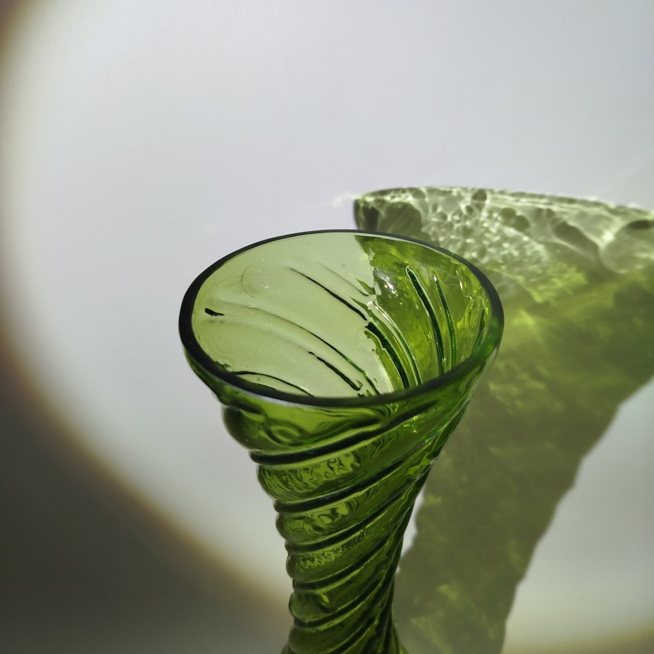 Ваза вытянутой формы с закрученным декором