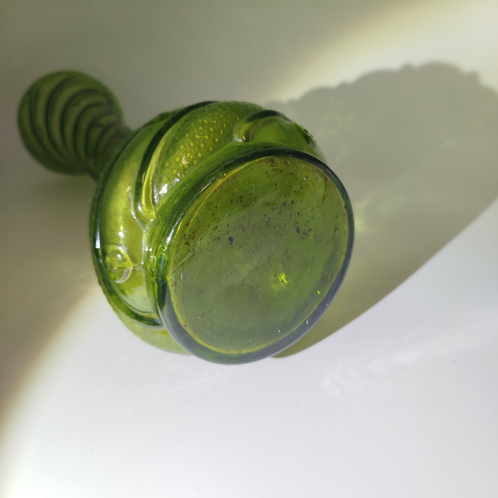 Ваза вытянутой формы с закрученным декором, цветное стекло, пресс, СССР, 1960-1980 гг.